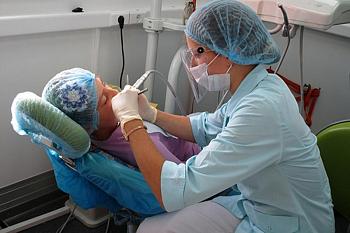 За полтора года мобильный стоматологический кабинет принял свыше 3,5 тысячи маленьких пациентов