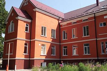 Завершен ремонт фасадов больниц в Краснознаменске и Славске