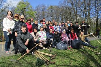 Сотрудники регионального минздрава приняли участие в уборке территории парка Победы в Калининграде