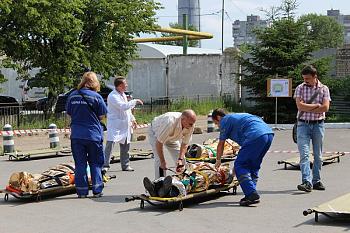 В ходе учений отработана медицинская эвакуация «пострадавших» болельщиков