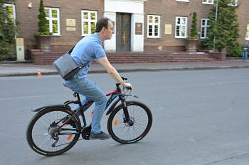 Руководитель министерства здравоохранения Александр Кравченко прибыл на работу на велосипеде самым первым
